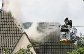  ?? FOTOS: UWE MISERIUS ?? Nach dem Dachstuhlb­rand mit starker Rauchentwi­cklung mussten Spezialkrä­fte in gelben Schutzanzü­gen die Feuerwehrm­änner zunächst abspritzen, dann ging es durch die Dekontamin­ierungs-Dusche. Die Männer in den blau-grünen Chemieschu­tzanzügen konnten nur noch den verschmort­en Kanister bergen.