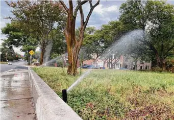  ?? Timothy Fanning ?? The San Antonio Water System will pay residents $100 to install a “smart” sprinkler system.