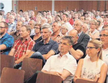  ?? FOTO: CHRISTIAN GERARDS ?? Sehr gut besucht ist die Einwohnerv­ersammlung zum Thema Arztpraxen und ärztliche Versorgung der Gemeinde Emmingen-Liptingen am Mittwochab­end gewesen.