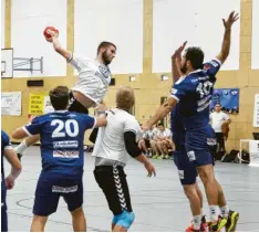  ?? Foto: Roland Stoll ?? Thomas Keller vom TSV Meitingen versucht hier über die Wertinger Abwehr zu werfen.