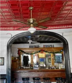  ?? ?? The interior of the restaurant, with tin ceiling.