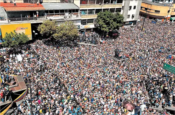  ??  ?? Fuerza. La protesta opositora coincide con una marcha que convocó el Gobierno en el centro de Caracas para conmemorar el Día de la Juventud. Miércoles 13 de febrero de 2019