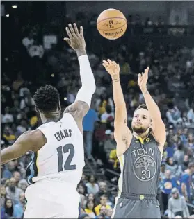  ?? FOTO: AP ?? Stephen Curry lanza ante Tyreke Evans. El base volvió y anotó 10 triples