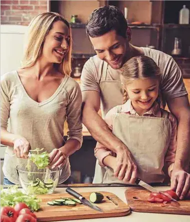  ?? Fotos: Shuttersto­ck (1), Daniela Haug (1) ?? Egal ob mit der ganzen Familie, dem Partner, Freunden – das gemeinsame Kochen fördert den sozialen Austausch und macht nebenbei auch Spaß.