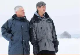  ??  ?? Robert Huot et Albert Gingras pourront bientôt récupérer une terre qui appartenai­t à leur père respectif.