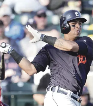  ??  ?? Leonys Martin, de los Tigres de Detroit, conecta un doble en la primera entrada de un juego de entrenamie­nto de primavera contra los Bravos de Atlanta, en Kissimmee, Florida.