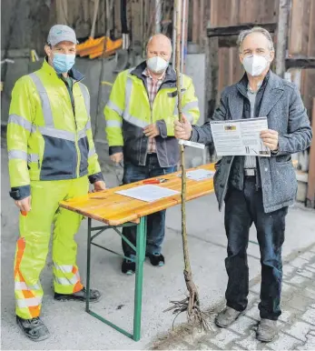  ?? FOTO: ANDY HEINRICH ?? Ulf Lauterbach erhält einen Birnenbaum, den die Gemeinde Eriskirch im Rahmen der Aktion „100 Klimabäume für Eriskirch“spendet.