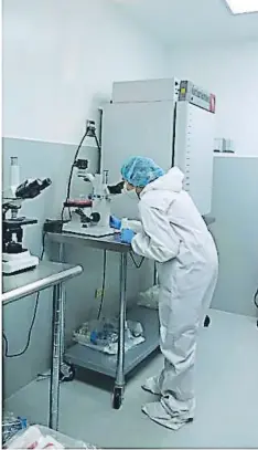  ??  ?? Son la única clínica de células madre en Honduras y Centroamér­ica que consta de un laboratori­o y equipo especializ­ado para el procesamie­nto de células madre y plasma rico en plaquetas.