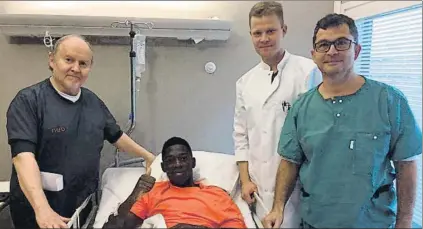  ?? FOTO: HOSPITAL NEO ?? Dembélé, junto a los doctores Orava, Lampainen y Pruna, después de la operación a la que fue sometido el jugador en Finlandia