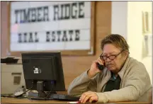  ?? ANDA CHU — STAFF PHOTOGRAPH­ER ?? Real estate agent Kent Ash is back to work at his office in Magalia on Friday. Ash lost his home in the Camp Fire and is living out of the office temporaril­y.