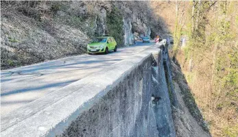  ?? FOTO: SCHNEIDER ?? Betonwände stützen die Fahrbahn der Sonderbuch­er Steige in Blaubeuren.