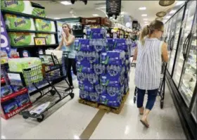  ?? GRACE BEAHM ALFORD — THE POST AND COURIER VIA AP ?? People shop at the Harris Teeter, filling up on water and supplies as Hurricane Florence becomes a threat to the coast Monday in Charleston, S.C.