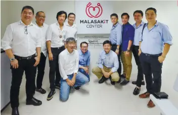  ?? / CONTRIBUTE­D FOTO ?? CENTER. Members and officials of SHS-B Batch 1985 Foundation Inc. pose for a group photo at the Malasakit Center in Vicente Sotto Memorial Medical Center.