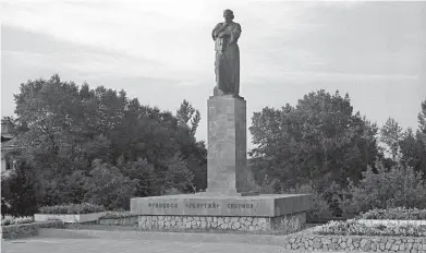  ??  ?? ◀ Памятник Франциску (Георгию) Скорине в Полоцке, установлен­ный в 1974 году. Снимок 1979 года