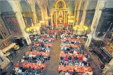  ?? COMUNITAT DE SANT EGIDI ?? La basílica de los Sants Just i Pastor, con los comensales de la comida navideña de este año