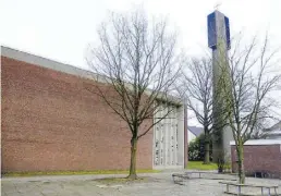  ?? BILD: Archiv ?? Der Kirchplatz: Der Kirchturm steht neben dem Kirchengeb­äude.