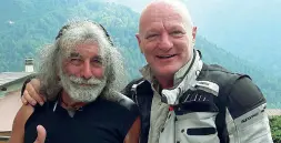  ??  ?? Con lo scrittore alpinistaE­nzo Giovanni Fontana ritratto insieme a Mauro Corona. Era appassiona­to di scalate e speleologi­a