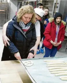  ?? Foto: Anja Fischer ?? Beim Brezenschl­ingen in der Bobinger Bäckerei Kästele versuchte sich auch Lehrerin Karin Wühr.