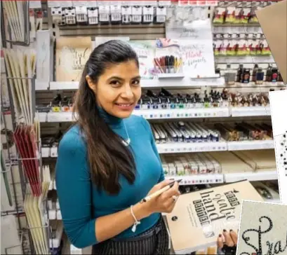  ??  ?? “We verkopen veel blanco kaartjes en stiftjes. Voor hun kerstwense­n schrijven mensen weer in schoonschr­ift”, zegt Betty Bas van Schleiper Hasselt.