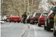  ?? Foto: dpa ?? An der Grenze zwischen Tschechien und Deutschlan­d warteten eine Menge Leute darauf, sich auf das Coronaviru­s testen zu lassen.