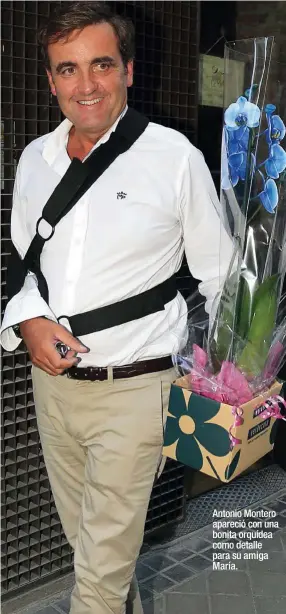  ??  ?? Antonio Montero apareció con una bonita orquídea como detalle para su amiga María.