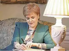  ??  ?? Acercamien­to. La ministra principal escocesa, Nicola Sturgeon se dirigió con Theresa May para discutir el asunto.