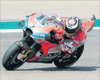  ?? FOTO: EFE ?? Jorge Lorenzo ha firmado su tercera pole consecutiv­a y cuarta con Ducati Le ganó la partida a Dovizioso y Márquez en Aragón