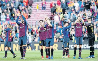  ?? ÀLEX GARCIA ?? Los jugadores del Barça aplaudiend­o al público del Camp Nou el pasado sábado