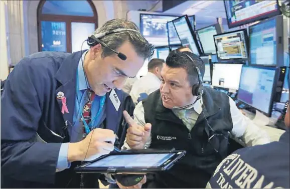  ?? RICHARD DREW / AP ?? Wall Street reaccionó al alza y dirigió la recuperaci­ón en el resto de las bolsas