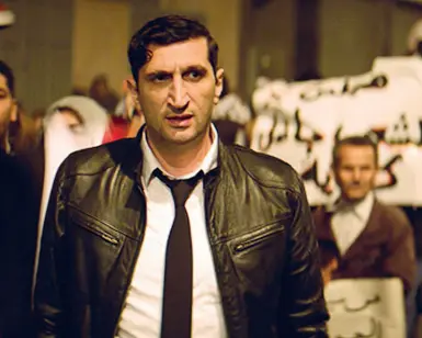  ??  ?? Da sapere A destra una scena di «Omicidio al Cairo» di Tarik Saleh (Gran Premio della Giuria al Sundance Film Festival) È il primo di sei film, in anteprima che vedremo al Teatro Verdi e allo Stensen da oggi sino al 26 febbraio
