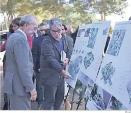  ?? M. H. ?? El alcalde, ayer, en el acto simbólico del inicio de las obras.