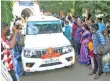  ?? ?? Protesters blocking the vehicle of sub-collector Thakare Shubham Dnyandeora­o at his office in Pollachi on Monday