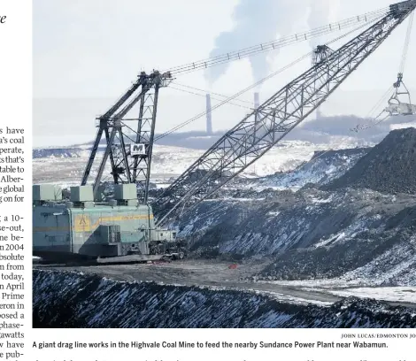  ?? JOHN LUCAS/ EDMONTON JOURNAL/ FILE ?? A giant drag line works in the Highvale Coal Mine to feed the nearby Sundance Power Plant near Wabamun.