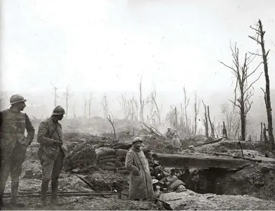  ?? ?? BATALLA DE VERDÚN.
Librada del 21 de febrero al 18 de diciembre de 1916,1 fue la mayor y más larga batalla de la Primera Guerra Mundial en el frente occidental entre los ejércitos alemán y francés. Arriba, soldados franceses en una trinchera, hacia 1916.