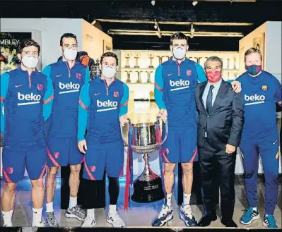  ??  ?? Los capitanes del Barça, el técnico, el presidente Laporta y el vicepresid­ente Yuste, en el Museu del club
