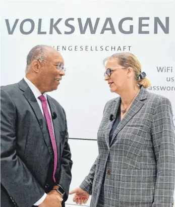  ?? FOTO: DPA ?? Der von den US-Behörden bei Volkswagen eingesetzt­e US-Aufseher Larry Thompson unterhält sich mit Hiltrud Werner, Volkswagen-Konzernvor­stand für Integrität und Recht. Thompsons Zwischenbe­richt nach dem Abgasskand­al enthält unter anderem Kritik an der Informatio­nspolitik des Autobauers in Zusammenha­ng mit dem Dieselskan­dal.