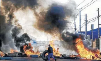  ??  ?? Ayer se intensific­aron las barricadas en el sur.