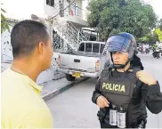  ??  ?? El comandante de Policía de Cartagena, general Henry Sanabria, estuvo en Turbaco.