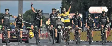  ??  ?? CON EL AMARILLO. El Sky, con Froome como ganador del Tour 2015, entra en la meta de París.
