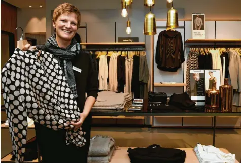  ?? Foto: Bernhard Weizenegge­r ?? Mit der Aktion „Green Friday“will Judith Ganser beim Günzburger Modehaus Schild bewusst einen Kontrapunk­t zu Rabattschl­achten und unnötigem Konsum rund um den „Black Friday“setzen.