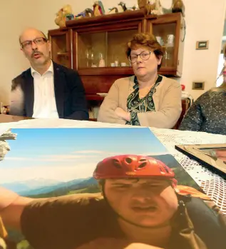  ??  ?? Famiglia distrutta Sopra, Stefano e Roberta Cinetto con la foto del figlio Livio, suicida a 16 anni nel 2012