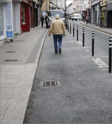  ??  ?? New bollards on Grattan St to ensure adequate physical distancing for pedestrian­s.
Pic: Donal Hackett.