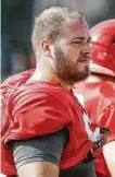  ?? Michael Ciaglo / Staff photograph­er ?? UH senior center Will Noble watches practice Tuesday knowing his time to confront Ed Oliver looms.