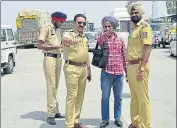  ?? HARVINDER SINGH/HT ?? Sahil Singh, conductor of the PRTC bus, narrates the incident to the cops in Ludhiana on Wednesday; and (below) a traffic jam at Ladhowal toll plaza as PRTC staff stage a protest .