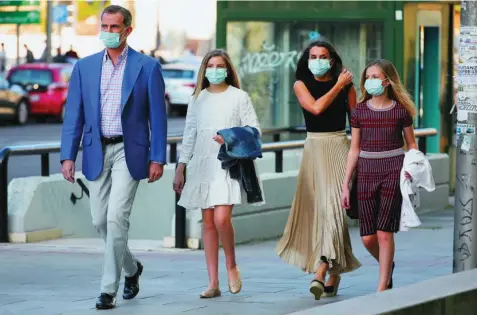  ?? GTRES ?? Los Reyes acuden con sus hijas a los Teatros del Canal en Madrid