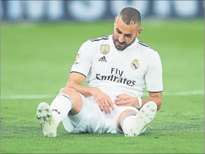  ?? FOTO: GETTY ?? Benzema, que ya suma 7 partidos sin marcar, dejó su puesto a Mariano por unas molestias en los isquiotibi­ales de la pierna derecha