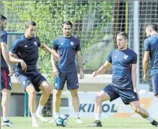  ?? FOTO: JUAN ECHEVERRÍA ?? Al tajo La plantilla rojiblanca volvió a la actividad