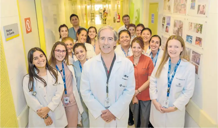  ?? MARIO QUINTEROS ?? En equipo. Fernando Iúdica, director del Hospital Austral, junto a parte del plantel médico. Afirma que la ley tal como está planteada avasalla sus derechos.