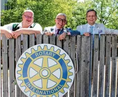  ?? Foto: Herrmann ?? Blicken gut gelaunt auf das kommende rotarische Jahr: der neue Präsident Hermann Schrattent­haler (Mitte) und seine beiden Vorgänger Jürgen Schenk (links) und Basti  an Fuchs.