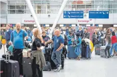  ?? FOTO: DPA ?? Gestrandet­e Reisende der Fluggesell­schaft Eurowings am Flughafen Düsseldorf.